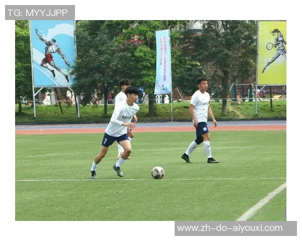 足球巨星温情合影定格绿茵场内外难忘经典瞬间